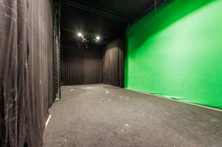 Dit veelzijdige pand combineert een ruime polyvalente ruimte van circa 300 m² met een volledig gerenoveerde triplexwoning van 151 m², waardoor het tal van mogelijkheden biedt voor ondernemers, creatievelingen, zelfstandigen of investeerders.<br /><br />De gelijkvloerse ruimte werd jarenlang gebruikt als professionele opnamestudio en beschikt over indrukwekkende volumes dankzij de royale plafondhoogte. Hierdoor leent deze ruimte zich voor uiteenlopende bestemmingen zoals een atelier, showroom, kantoorruimte, creatieve werkplaats, evenementenruimte, fitnessstudio, opslagruimte of andere professionele activiteiten (onder voorbehoud van de geldende stedenbouwkundige voorschriften).<br />Een grote troef is de dubbele toegang via zowel de Gasthuisveldstraat als de Ijzerstraat, wat zorgt voor een uitstekende bereikbaarheid en een bijzonder praktische circulatie voor klanten, leveranciers of medewerkers.<br /><br />Boven de polyvalente ruimte bevindt zich een smaakvol gerenoveerde triplexwoning met een bewoonbare oppervlakte van 151 m². De woning biedt een comfortabele en praktische indeling, verspreid over drie niveaus, en beschikt over drie volwaardige slaapkamers, een lichtrijke leefruimte, een moderne keuken en badkamer, evenals een aangenaam terras waar u in alle rust kunt genieten. Dankzij de aparte woonfunctie combineert u moeiteloos wonen en werken op één locatie, met alle comfort van een volwaardige gezinswoning terwijl uw professionele activiteit zich letterlijk onder hetzelfde dak bevindt.<br />De ligging vormt zonder twijfel een extra troef. Gelegen nabij het centrum van Mechelen geniet u van een uitstekende bereikbaarheid.<br /><br />Voor meer info en grondplannen, bezoek www.wellimmo.net of contacteer Zaka 0483/57.72.79<br /> 