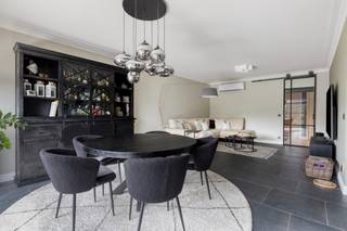 In een kleinschalig gebouw uit 1996, op de tweede verdieping, vind je dit prachtig en <strong>volledig gerenoveerd</strong> appartement met 3 slaapkamers.<br />Elk detail werd met oog voor kwaliteit en comfort uitgewerkt, met gebruik van hoogwaardige materialen en een tijdloze afwerking.<br /><br />Je wordt verwelkomd in een ruime inkomhal met<strong> ingemaakte vestiairekasten</strong> en directe toegang tot alle ruimtes. Het apart designtoilet van het merk Clou, met stijlvolle handenwasser, zet meteen de toon van verfijning. De moderne badkamer straalt rust en luxe uit met een ruime inloopdouche (1m x 1,60m), ligbad, vloerverwarming, handdoekdroger en een spanplafond. De aparte, ruime berging biedt plaats voor wasmachine en droogkast en is uitgerust met een nieuwe, slimme boiler en een waterontkalker.<br /><br /><strong>De slaapkamers (14 m² / 12 m² / 8 m²)</strong> zijn afgewerkt met onderhoudsvriendelijke parkettegels. Een prachtige <strong>zwartstalen schuifdeur</strong> leidt je naar de lichtrijke leefruimte met vloerverwarming en airco. De op maat gemaakte keuken is voorzien van alle hedendaags comfort en vormt een mooi geheel met de leefruimte.<br />Aansluitend geniet je op het terras van een zonnige buitenruimte, uitgerust met een zonnetent. De automatische rolluik aan de leefruimte zorgt voor extra comfort.<br /><br />Je kan tevens gebruikmaken van de perfect onderhouden gemeenschappelijke tuin.<br />Tot slot beschik je over een ruime ondergrondse garagebox van maar liefst 21 m², die <strong>verplicht mee aan te kopen is voor €30.000</strong>.<br />Bron bewoonbare oppervlakte: EPC-certificaat.<br /><br />Deze woning is perfect voor wie houdt van luxe, comfort en ruimte in een rustige en toch centrale omgeving. Kom de charme zelf ontdekken!<br />Bel ons op 03/775.78.79.<br />Ben je ook van plan jouw eigendom te verkopen? Maak een afspraak voor een gratis schatting, wij maken er samen een succesverhaal van.