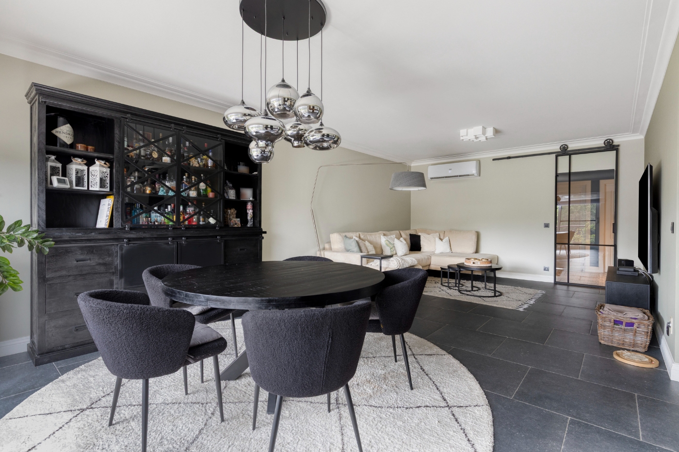 Volledig gerenoveerd 3-slaapkamerappartement met terras - foto 2