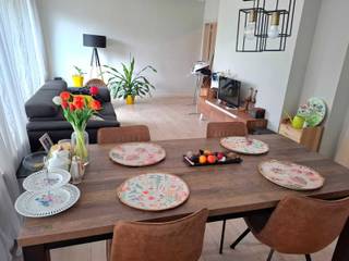 Ruim appartement op de tweede verdieping in centrum Mol bestaande uit: inkomhal, leefruimte, keuken, nachthal, 2 slaapkamers, badkamer, apart toilet en balkonterras.<br /><br />Overdekte autostaanplaats eventueel bij te huren (€ 50/maand).<br /><br />Ideale ligging in Mol-centrum met alle faciliteiten in de nabijheid.<br /><br />Geen extra gemeenschappelijke kosten!<br /><br />Contacteer ons kantoor voor meer info of een bezoek ter plaatse via 0471/605.314 of mail info@immo-b.be!