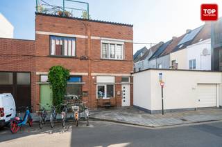 <p>Deze woning is gelegen in de Roggestraat, op een centrale ligging in Gent. Winkels, scholen, openbaar vervoer en belangrijke invalswegen bevinden zich vlakbij, waardoor je je vlot door en rond de stad verplaatst. Ook de Bourgoyen-Ossemeersen, één van de mooiste natuurgebieden van Gent, ligt op korte afstand en is ideaal voor een wandeling of fietstocht.</p>
<p>Via de inkomhal kom je binnen in de gezellige leefruimte, die opgedeeld is in een zithoek en een aparte eetruimte. Aansluitend bevindt zich de ruime, volledig geïnstalleerde keuken. Op het gelijkvloers vind je eveneens de badkamer.</p>
<p>Op de eerste verdieping bevinden zich twee ruime slaapkamers.<br /><br />Contacteer Top Vastgoed voor een bezoek op 0475 700 700.</p>