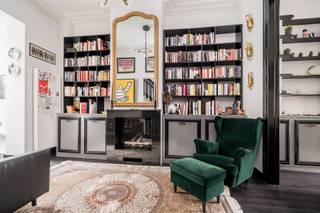 <h3><span>Maison Rénovée avec Goût dans le Quartier Européen</span></h3><p><span>Découvrez cette </span><span>maison entièrement rénovée</span><span> avec des finitions modernes, idéalement située au coeur du </span><span>Quartier Européen</span><span>, à deux pas du </span><span>Parc du Cinquantenaire</span><span>, des institutions européennes, des transports en commun, des commerces et des écoles.</span></p><p><span>Alliant </span><span>confort contemporain</span><span> et </span><span>caractère authentique</span><span>, la maison offre une répartition harmonieuse sur plusieurs niveaux :</span></p><ul><li><span>Rez-de-chaussée surélevé :</span><span> agréable </span><span>espace de vie</span><span> et </span><span>coin salon</span><span>, menant à une </span><span>cuisine entièrement équipée</span><span> avec coin repas donnant sur un </span><span>joli jardin urbain</span><span>.</span></li><li><span>Étages supérieurs :</span><span> 6 </span><span>chambres</span><span>, un </span><span>bureau</span><span>, un </span><span>grenier polyvalent</span><span> et </span><span>3 salles de bains identiques</span><span> (une par étage), chacune équipée dune douche à l'italienne, d'un WC et d'un meuble lavabo.</span></li><li><span>Niveau -0,5 :</span><span> </span><span>buanderie fonctionnelle</span><span>, vestiaire et toilette ainsi qu'un </span><span>grand espace de rangement</span><span> et </span><span>accès supplémentaire au jardin</span><span>.</span></li></ul><p><span>Grâce à sa </span><span>situation stratégique</span><span> et à sa </span><span>rénovation de qualité</span><span>, cette propriété constitue un </span><span>coup de cur</span><span> pour toute personne recherchant </span><span>espace, confort et proximité</span><span> dans l'un des quartiers les plus prisés de Bruxelles.</span></p>