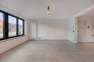 Volledig gerenoveerd gelijkvloersappartement met 2 slaapkamers en een tuin.Indeling:Men komt meteen binnen in de ruime, lichte leefruimte met rondom...