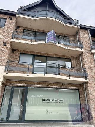 Op een vlot bereikbare locatie langs de Kuringersteenweg in Hasselt bevindt zich dit verzorgde appartement op de tweede verdieping van Residentie "Paul". Dankzij de centrale ligging geniet u van een uitstekende verbinding naar het stadscentrum van Hasselt, de grote invalswegen en de autosnelwegen. Winkels, openbaar vervoer, scholen en andere dagelijkse voorzieningen bevinden zich bovendien in de onmiddellijke omgeving.<br /><br />Het appartement beschikt over een bewoonbare oppervlakte van 84 m² (volgens EPC) en biedt een praktische en aangename indeling. Via de inkomhal, voorzien van een gastentoilet, bereikt u de lichtrijke leefruimte met open keuken. Aansluitend aan de keuken bevindt zich een handige berging die extra opbergruimte biedt. Vanuit de woonkamer heeft u via het schuifraam toegang tot het gezellige, zuidwest georiënteerde balkon waar u optimaal kunt genieten van de middag- en avondzon.<br /><br />Verder omvat het appartement twee volwaardige slaapkamers en een badkamer uitgerust met een ligbad.<br /><br />Ook aan comfort ontbreekt het niet. In de kelderverdieping beschikt u over een private autostaanplaats en een eigen kelderberging.<br /><br />Bovendien behaalt het appartement een gunstig EPC-label A, wat garant staat voor een energiezuinig wooncomfort en lagere energiekosten.<br /><br /><u><strong>Huurvoorwaarden:</strong></u>
<ul>
<li><strong>Huurprijs:</strong> € 895,00 per maand</li>
<li><strong>Vaste gemeenschappelijke kosten: </strong>€ 55,00 per maand</li>
<li><strong>Huurwaarborg:</strong> € 2.685,00 (3 maanden huur)</li>
<li><strong>EPC-label: </strong>A</li>
</ul>
Bent u op zoek naar een energiezuinig appartement met een centrale ligging en alle comfort binnen handbereik? Neem dan gerust contact op voor meer informatie of een bezichtiging.