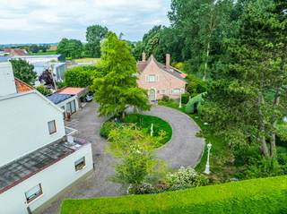 Le long de la Pittemsesteenweg à Tielt, nous trouvons ce bâtiment commercial tout à fait unique en son genre. <br />Cette maison (320 m² de surface brute selon EPC) était auparavant utilisée comme bureau et espace d'exposition. Il y a un autre appartement au premier étage, ce qui rend les possibilités infinies !<br />La maison principale (286 m² de surface brute selon EPC) est située en deuxième ligne sur un terrain total d'environ 4 000 m². Ici, vous pouvez profiter de l'intimité et d'un bel environnement verdoyant. Les éléments ruraux, le jardin ensoleillé et verdoyant en font un lieu de séjour merveilleux.<br /><br />Disposition de la maison (29) :<br />Rez-de-chaussée<br />- hall d'entrée<br />- bureau <br />- coin cuisine<br />- garage<br />- salle polyvalente (ancien espace d'exposition)<br />- places debout<br />Premier étage (appartement)<br />- salon avec terrasse sur le toit <br />- cuisine (2012)<br />Deuxième étage<br />- deux chambres <br />- salle de bain<br /><br />Disposition de la maison (29B) :<br />Sous-sol<br />Rez-de-chaussée<br />- hall d'entrée avec toilettes invités<br />- salon avec cheminée et parquet complet (2023)<br />- cuisine bien équipée (2019) avec cellier/rangement<br />- véranda (2003) avec murs bourguignons<br />Premier étage<br />- salle de nuit<br />- 3 chambres (partiellement climatisées)<br />- salle de bain<br />- toilettes séparées<br />- terrasse sur le toit <br />Loft<br />Jardin<br />- plusieurs terrasses réparties dans le jardin pour que vous puissiez profiter au maximum<br />- bassin à poissons avec système de filtration<br />- abri de jardin<br />- parking et rangement dans la cour<br /><br />Les avantages de cette propriété :<br />- une combinaison unique de vie et de travail (tous les services publics sont séparés)<br />- électricité conforme <br />- actifs commerciaux<br /><br />CPE : 258 kWh/m² / CU : 3862738<br />CPE : 320 kWh/m² / CU : 3859403<br /><br />Registre des mesures: non