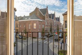 Instapklare eengezinswoning met veel lichtinval op aangename ligging vlakbij Park Spoor Noord.<br /><br /><u><strong>Indeling van de woning:</strong><br />Kelder</u>: 35 m²<br /><u>Gelijkvloers:</u><br />Leefruimte: +/- 30 m² parket <br />Open keuken: niet geplaatst<br />Inkomhal: +/- 5 m² met traphal<br />Afzonderlijk toilet<br /><u>1e verdieping:</u><br />Slaapkamer 1: +/- 23 m² parket<br />Badkamer: +/- 8 m² natuursteen, douche, dubbele lavabo en toilet<br /><u>2e verdieping:</u><br />Slaapkamer 2: +/- 23 m² parket<br />Slaapkamer 3: +/- 8 m² parket<br /><br />Verwarming op gas met condensatieketel. <br /><br /><br /><br /> 