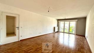 Bent u op zoek naar een comfortabel appartement met een praktische indeling en aangename leefruimtes? Dan is dit appartement op de eerste verdieping zeker een bezoek waard.<br /><br />Via de inkomhal betreedt u de zeer ruime en lichtrijke leefruimte, die dankzij haar open karakter een aangename woonbeleving biedt. Een open uitgeruste keuken sluit naadloos aan op de leefruimte en beschikt over een praktische aangrenzende berging met aansluiting voor een wasmachine.<br /><br />Het appartement omvat twee slaapkamers waarvan een ruime slaapkamer en een tweede kleinere slaapkamer die ideaal kan dienen als kinderkamer, bureau of hobbyruimte.<br /><br />De badkamer is uitgerust met zowel een ligbad als een douche. Verder beschikt het appartement over een apart gastentoilet.<br /><br />Als extra troef is er een balkon aanwezig.<br /><br />Huurprijs te vermeerderen met 45 EUR gemeenschappelijke kosten.