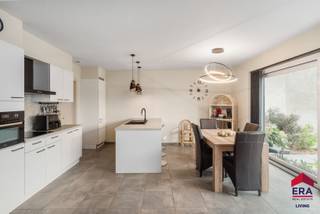 Ben je op zoek naar een gelijkvloers appartement met 2 slaapkamers, terras, tuin en garagebox op een uitstekende ligging? Gevonden!Dit energiezuinige...