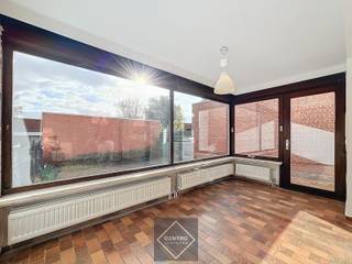 Betaalbaar appartement met 2 slpks met mogelijkheid tot aankoop van garagebox op interessante LIGGING te Roeselare!<br /><br /><strong>INDELING:</strong><br /><strong><u><em>Gelijkvloers:</em></u></strong><br />Inkomhal - lichtrijke living - NIEUWE keuken (met NIEUWE toestellen) - berging - afzonderlijk toilet - badkamer (o.a. met lavabo en ligbad met geïntegreerde douche) - 2 slaapkamers - ZUIDgericht terras - kelderberging.<br /><br /><strong><u>Opmerkingen:</u></strong><br />- Energielabel D - géén renovatieverplichting!<br />- Mogelijkheid tot aankoop van garagebox (VP: € 25.000,00)!<br />- GEEN SYNDICKOSTEN!<br /><br />Aarzel zeker niet om ons te contacteren voor verdere info en/of een bezoek ter plaatse: <strong>info@centro.be </strong>- <strong>051/817.817.</strong>