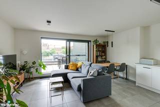 INSTAPKLAAR APPARTEMENT MET ZONNEPANELEN, AUTOSTAANPLAATS EN KELDERBERGING IN DE STADSKERN VAN TONGEREN<br /><br />*** Bekijkt U dit appartement via een aanverwante website? Surf dan naar https://matisimmo.be/nl/aanbod/4430342/appartement-te-koop-in-3700-tongeren-borgloon en klik op volgende link voor het INTERACTIEF GRONDPLAN: https://grondplan.matisimmo.be/grondplan/?map=TongerenHemelingenstraat36 ***<br /><br />Dit goed onderhouden en instapklare appartement is gelegen in de gezellige stadskern van Tongeren en vinden we terug op de Hemelingenstraat 36 bus 0102. Dankzij de centrale ligging bevinden winkels, eetgelegenheden, supermarkten, openbaar vervoer en andere voorzieningen zich op wandelafstand. Bovendien geniet het appartement van een vlotte bereikbaarheid naar omliggende steden en bevinden de op- en afritten van de snelweg zich op slechts 10 minuten rijden.<br /><br />Het appartement is gelegen op de eerste verdieping en is bereikbaar via zowel de trap als de lift.<br /><br />We betreden het appartement via de centrale inkomhal, die voorzien is van een gastentoilet. Vanuit de inkomhal bereiken we de lichtrijke woonkamer met zit- en eetgedeelte en de geïnstalleerde open keuken. Dankzij het aangename lichtinval vormt dit een gezellige leefruimte. Vanuit de woonkamer heeft men toegang tot het ruime, deels overdekte terras.<br /><br />Verder beschikt het appartement over één ruime slaapkamer met aansluitend de badkamer en een praktische berging. De badkamer is uitgerust met een enkele lavabo, douche en toilet. De berging biedt eventueel plaats voor de wasmachine en droogkast.<br /><br />Het appartement is voorzien van een zonnepaneleninstallatie met een vermogen van 2.075 Wp. Daarnaast beschikt het over een autostaanplaats aan de achterzijde, gelegen onder de carport. Tot slot behoort er een kelderberging tot het appartement, die bereikbaar is via de trap.<br /><br />Wilt u graag een bezoek ter plaatse om het appartement zelf te verkennen? Neem vrijblijvend contact op via 089/44 00 00 of info@matisimmo.be<br /><br />De vermelde woonoppervlakte is steeds de bruikbare vloeroppervlakte overgenomen uit het EPC-verslag.<br /><br /><em>Bestuursmaatregelen in het maatregelenregister: nee</em><br /> 