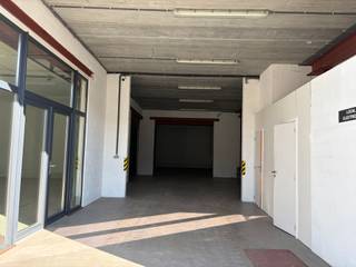 Gelegen binnen een beveiligd en vlot bereikbaar geheel, biedt dit onafhankelijk depot een totale oppervlakte van ongeveer 270 m² en een functionele ruimte die perfect geschikt is voor opslag of lichte logistieke activiteiten.<br /><br />Het gebouw beschikt over een gemakkelijke toegang en een eenvoudige indeling waardoor de ruimtes onmiddellijk en efficiënt kunnen worden benut.<br /><br />Indeling van de ruimtes:<br />✅ Kantoor: 49 m²<br />✅ Depot 1: 73 m²<br />✅ Depot 2: 60 m²<br />✅ SAS 1: 35 m²<br />✅ SAS 2: 43 m²<br /><br />Een ideale oplossing voor een zelfstandige of kleine onderneming die op zoek is naar een flexibele en toegankelijke opslagruimte.<br /><br />📞 Meer informatie via +32 493 43 59 31 en bezoek op aanvraag