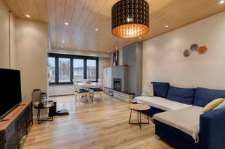 <p>Instapklaar en lichtrijk appartement met een bewoonbare oppervlakte van 78 m², gekenmerkt door een praktische indeling en voldoende opbergruimte. Bij het betreden van het appartement kom je in de inkomhal, die is afgewerkt met ingemaakte kasten (vestiaire ruimte) en toegang biedt tot de verschillende ruimtes. De lichtrijke  en ruime leefruimte, voorzien van gezellige open haard, sluit aan op de open en volledig geïnstalleerde keuken. Keuken voorzien van oven, koelkast, vaatwasser, elektrisch kookvuur en ingemaakte kasten. Verder beschikt het appartement over een badkamer, uitgerust met een toilet, lavabo en douche. Tot slot zijn er twee ruime slaapkamers, waarvan één toegang biedt tot het terras aan de achterzijde. De grootste slaapkamer is bovendien volledig voorzien van ingemaakte kasten, wat zorgt voor extra comfort en opbergruimte. Een absolute troef van dit appartement is het zonnige terras. Dankzij het aanwezige buitenstopcontact beschikt u bovendien over extra gebruiksgemak.</p><p>Extra's:<br />- EPC 156 kWh/m² (B-score) --> geen renovatieverplichting<br />- Elektriciteit conform<br />- Asbestveilig<br />- Nieuwe ramen met rolluiken<br />- Niet gelegen in (mogelijk) overstromingsgevoelig gebied, noch in afgebakend overstromingsgebied of risicozone <br />- Bestemming: woongebied<br />- stedenbouwkundige informatie en maatregelenregister in aanvraag.</p><p>Nabij school, winkels, autosnelweg, openbaar vervoer, etc. Voor meer info ga naar www.coenenvastgoed.be of bel 03/375.82.92.</p>