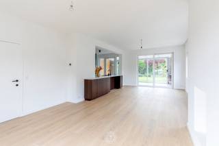Deze <strong>charmante woning is rustig</strong> gelegen in <strong>een woonwijk van Sint-Niklaas</strong>, met alle voorzieningen binnen handbereik. Dankzij de vlotte verbinding met de E17 bereikt u bovendien in een mum van tijd Antwerpen en Gent.<br /><br />De woning werd gerenoveerd en is <strong>volledig instapklaar. </strong>Bij het binnenkomen wordt u verwelkomd in een <strong>ruime en lichtrijke woonkamer, </strong>voorzien van rolluiken. Aansluitend bevindt zich de <strong>recent vernieuwde, volledig ingerichte keuken</strong>. Met haar stijlvolle combinatie van warme houtaccenten en groene elementen is deze keuken een echte blikvanger en een heerlijke plek om te koken en te genieten. Achter de keuken bevindt zich een aangename veranda die perfect kan dienen als ontspanningsruimte, speelkamer voor de kinderen of gezellige hobbyruimte. Vanuit de veranda heeft u <strong>rechtstreeks toegang tot de onderhoudsvriendelijke stadstuin.</strong><br /><br />Op de eerste verdieping bevinden zich<strong> drie slaapkamers</strong> en een ruime badkamer uitgerust met een dubbele lavabo, toilet en ligbad.<br />De tweede verdieping biedt bijkomende mogelijkheden dankzij een praktische zolderruimte en een extra kamer die uitstekend kan worden ingericht als bureau.<br /><br />Ook op vlak van parkeren scoort deze woning uitstekend. Langs de zijkant van de woning beschikt u over een ruime oprit en bovendien is er een garage aanwezig, toegankelijk via een manuele poort.<br /><br /><strong>Huurprijs: € 1.350 per maand </strong>en de woning is onmiddellijk beschikbaar. <br /><br /><strong>Een bezoek kan uitsluitend worden i<em>ngepland via e-mail: cvg@claves.be of telefonisch op het nummer: 03/502.98.74.</em></strong>