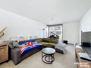 Deze recente woning geniet van een centrale maar uiterst rustige ligging op wandelafstand van verschillende winkels, diensten en openbaar vervoer...