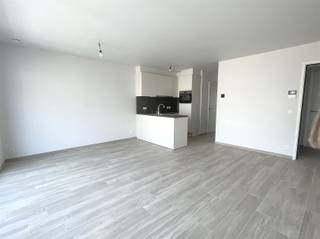 <p><span>Welkom in dit prachtige, modern appartement gelegen in het charmante Blankenberge. Dit aantrekkelijke woonpand biedt u een perfecte combinatie van comfort, stijl en een ideale ligging aan zee.</span></p><p><span> </span></p><p><span>Het appartement beschikt over twee ruime slaapkamers, ideaal voor wie extra ruimte wenst. De indeling is praktisch en efficiënt, met goed afgebakende ruimtes die een aangename woonervaring garanderen. Beide slaapkamers zijn voorzien van raampartijen die natuurlijk licht binnenlaten en u een aangenaam zicht geven.</span></p><p><span> </span></p><p><span>De moderne open keuken is geïntegreerd in de woonruimte en beschikt over een praktische eilanduitvoering. Dit creëert een gezellige en functionele ruimte waar koken en samenzijn samen kunnen gaan. Het grote woongebied biedt voldoende ruimte voor ontspanning en ontvangst van gasten.</span></p><p><span> </span></p><p><span>Het badkamerarrangement is contemporary uitgewerkt met moderne tegels, een inloopdouche met glazen afscheiding en stijlvolle sanitaire voorzieningen. Daarnaast is er ook een apart toilet, wat extra gemak biedt.</span></p><p><span> </span></p><p><span>Een hoogtepunt van dit appartement is het ruime balkon met panoramisch uitzicht over Blankenberge. Dit buitenruimte is ideaal voor het genieten van zeelucht en biedt u een perfecte plek om tot rust te komen.</span></p><p><span> </span></p><p><span>Dit appartement is perfect voor wie een modern wooncomfort nastreeft in een levendige kustwoonplaats met directe toegang tot strand, zee en alle voorzieningen die Blankenberge te bieden heeft.</span></p>