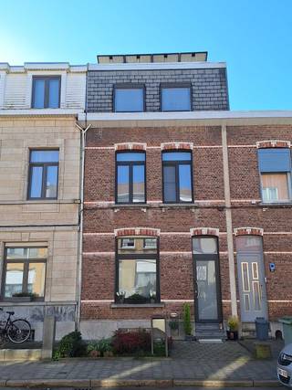 Instapklare, goed onderhouden en lichtrijke woning op een gunstige ligging te 2020 Antwerpen.Omschrijving : Nette voortuin van 15 m². Ruime inkomhal...