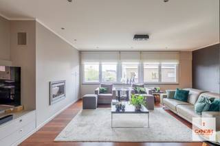 Deze perfect onderhouden bel-étagewoning met twee ruime slaapkamers is gelegen in een aangename, residentiële woonwijk in het mooie Drongen.Via de...