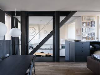 Une habitation singulière qui se distingue par son architecture, sa générosité spatiale et son jardin unique.<br /><br />Une maison d’architecture avec un vaste jardin (env. 215 m²), conçue par l’architecte Wim Cuyvers, où proportion, lumière et sérénité occupent une place centrale.<br />Unique par son échelle et sa conception : deux maisons de ville ont été réunies pour former un ensemble cohérent.<br /><br />Des volumes soigneusement étudiés et des ouvertures de fenêtres judicieusement positionnées créent un dialogue subtil entre l’intérieur et l’extérieur, en relation avec l’environnement.<br /><br />La propriété, située au-delà du Waldamkaai dans le prolongement de la Coupure, dispose d’une superficie brute d’environ 275 m², incluant le niveau inférieur, et est implantée sur une parcelle de 293 m².<br /><br />Des espaces ouverts et une organisation claire du plan s’articulent autour d’un escalier central en acier, véritable colonne vertébrale de la maison. La maison comprend trois chambres spacieuses, avec la possibilité d’en aménager une quatrième. Un atout supplémentaire est le niveau entièrement en sous-sol, accessible par l’arrière, qui offre un vaste espace polyvalent bénéficiant d’une belle lumière naturelle.<br /><br />Une habitation singulière qui se distingue par son architecture, sa générosité spatiale et son jardin unique.