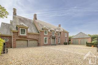 <p>Villa Vlassak-Verhulst prête à emménager, située dans une rue à sens unique, en pleine verdure, sur un terrain de 2 000 m² entièrement clôturé et équipé d'un portail d'accès automatique avec remise pouvant accueillir 2 voitures. Au rez-de-chaussée, on trouve un hall d’entrée majestueux, un espace de vie en L avec cheminée à gaz (65 m²), une cuisine intégrée équipée de tous les appareils électroménagers et d’un coin repas séparé, un espace bureau, des toilettes séparées, un double garage intégré, un local technique et une buanderie. Au premier étage, on trouve 4 chambres, dont une suite parentale avec accès à une terrasse, un dressing et une salle de bains, une deuxième salle de bains avec douche, des toilettes séparées, une pièce polyvalente (60 m²) équipée d’une kitchenette et un espace séparé doté d’un coffre-fort. Le grenier, accessible par un escalier escamotable électrique, s'étend sur toute la largeur de la maison. La villa dispose également d'une cave à vin. Parmi les nombreux atouts de cette propriété : label B, installation électrique conforme, 6 bornes de recharge, jardin paysager. Pour plus d'informations : 0479/9 34 34 9 (Kristof)</p>