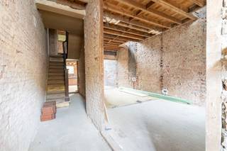 <p>🌿 Welcome to this unique renovation opportunity, located in a quiet, green street with all daily amenities nearby. This home was completely gutted down to the shell and offers an exceptional opportunity to create a dream home completely to your own taste.</p><p>🌳 <strong>Quiet location with everything close by<br />Despite</strong> the quiet and green surroundings, you will enjoy a very central location here. Stores, schools and public transportation are a short distance away, making this location ideal for families or those who want to combine comfort and accessibility with tranquility.</p><p>The spacious rear garden is an absolute asset and offers numerous possibilities: a cozy family spot, play area for children or a green oasis to fully unwind.</p><p>🏡 <strong>Crude construction with major works already provided<br />The</strong> house was completely stripped down to the shell, allowing you to start from an empty canvas without demolition works.</p><p>Major structural works are already included in the asking price:</p><ul><li>New windows</li><li>Renewed roof</li></ul><p>This makes the home a solid and worry-free foundation for further custom finishing.</p><p>Inside, you have complete freedom to choose the layout, style and materials to create your ideal home.</p><p>⭐ <strong>Summary<br />✔</strong> Completely gutted to shell<br />✔ New windows included in asking price<br />✔ Renewed roof included in asking price<br />✔ Spacious garden with lots of potential<br />✔ Quiet, green street<br />✔ Central location near stores and schools<br />✔ Completely to your own taste to finish</p><p>Are you looking for a home that you can fully personalize in a quiet yet central location? Then this is a unique opportunity.</p>