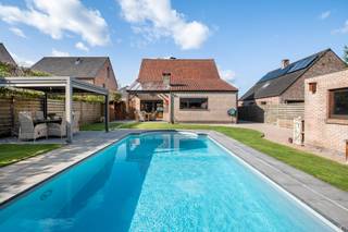 Uitstekend en rustig, doch centraal gelegen woning met zwembadDeze charmante, energiezuinige en uitstekend onderhouden woning combineert ruimte,...