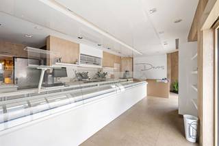 <p>Unieke combinatie van wonen en werken in het hart van Sint-Eloois-Vijve!<br /><br />Topgelegen handelspand (vroegere slagerij) met bovenliggende woonst, garage met uitweg, vlakbij de Leie.<br /><br />Indeling handelsgedeelte: aan de voorzijde bevindt zich op heden een volledig uitgeruste slagerij met stijlvolle winkelruimte. Aansluitend zijn er meerdere atelier- en werkruimtes voorzien. Achteraan op het gelijkvloers bevinden zich een extra keuken, een salon en diverse praktische bergruimtes. Veel potentieel voor allerhande (bedrijfs)doeleinden!<br /><br />Verder beschikt het pand over een ruime garage, een zijdoorgang naar de binnentuin en voldoende parkeergelegenheid zowel aan de voor- als achterkant van het pand.<br /><br />Indeling woonst: via een aparte inkom bereikt u het woongedeelte met een bewoonbare oppervlakte van ca. 250 m². De woonst omvat een royale en lichtrijke leefruimte, een volledig uitgeruste open keuken, 4 volwaardige slaapkamers, een stijlvolle badkamer en een prachtig zonneterras van meer dan 40 m² met zicht op de Leie. <br /><br />Dankzij de afzonderlijke ingang en aparte elektriciteitstellers kan de woonst perfect apart verhuurd worden.<br /><br />TROEVEN:<br /><br />- Unieke combinatie van handelszaak en ruime privéwoonst<br />- Commerciële ligging<br />- Ruim woongedeelte van ca. 250 m²<br />- 4 volwaardige slaapkamers<br />- Groot zonneterras van meer dan 40 m²<br />- Aparte toegang en aparte tellers voor handelszaak en woonst<br />- Garage, binnentuin en extra bergruimtes<br />- Centrale verwarming op aardgas<br />- Regenwaterrecuperatie (2 x 7.500 liter)<br />- Vijver met filterinstallatie<br />- Hoogwaardige afwerking met maatwerkkasten<br /><br />Kortom, een uitzonderlijke opportuniteit voor wie wonen en ondernemen wil combineren.<br /><br />Meer info of een bezoek? Neem gerust contact met ons op: charlotte@immobeguin.be</p>