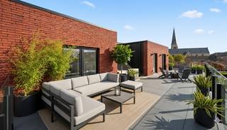 Nieuwbouw luxe penthouse met zeer ruim dakterras van 53m² op het zuid-westen.Verkoop onder registratiebelasting - 2% mogelijk - geen btw meer! Dit...