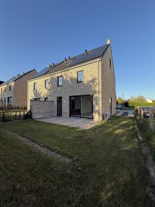 <p><span>À quelques pas du pittoresque centre du village d'Erps-Kwerps, à proximité de la paisible forêt de Silsombos, dans une impasse sans circulation, à proximité de la gare de Kortenberg et de toutes les principales voies d'accès, nous avons le plaisir de proposer à la vente ce projet de construction récente dans le Hof van Daniël Godts.</span></p><p><span>Cette maison neuve très économe en énergie, construite par une entreprise de construction renommée, entièrement réalisée dans les règles de l'art et érigée avec des matériaux durables et de très haute qualité, dispose d'une surface habitable utile de 190 m² et d'une terrasse ensoleillée de 21 m².</span></p><p><span>Cette maison nouvellement construite sur un terrain de 254 m² et avec une largeur de façade de plus de 7 m, dans un style architectural moderne et intemporel, est finie à un niveau élevé et est équipée de tout le confort moderne, comme le chauffage par le sol partout, la pompe à chaleur air-eau, 12 panneaux solaires et la récupération d'eau de pluie, ce qui contribue à une vie économe en énergie et respectueuse de l'environnement. À l'extérieur, il y a également un espace de stationnement pratique.</span></p><p><span><br />Sous certaines conditions, les futurs résidents peuvent également bénéficier du taux de TVA réduit de 6 %. En bref, une véritable opportunité pour les personnes qui souhaitent vivre de manière économe en énergie, spacieuse, intemporelle et luxueuse dans un environnement vert et adapté aux enfants, dans un lieu unique. Une visite s'impose. Pour les décideurs rapides.</span></p>