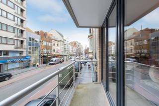 Dit 2 slaapkamerappartement te koop is gelegen op de eerste verdieping van de goed onderhouden Residentie "The President" op de hoek van de...