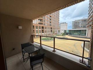 <p><strong>Recent 1-slaapkamerappartement op wandelafstand van het strand</strong></p>
<p>Op slechts enkele stappen van het strand bevindt zich dit recent en smaakvol afgewerkt</p>
<p>1-slaapkamerappartement. Gelegen op de eerste verdieping, biedt het appartement een aangename combinatie van comfort, licht en een uitstekende ligging.</p>
<p>De indeling omvat een lichtrijke leefruimte met open, volledig uitgeruste keuken, een ruime slaapkamer, een moderne badkamer met inloopdouche, een praktische berging en een gezellig overdekt terras met zicht op het binnenplein. Vanuit de keuken geniet u bovendien van gedeeltelijk zeezicht.</p>
<p>Extra troeven zijn de aanwezige fietsenberging en de mogelijkheid tot het huren / kopen van een ondergrondse staanplaats.</p>
<p>Dankzij de gunstige ligging en kwalitatieve afwerking is dit appartement ideaal als tweede verblijf aan zee of als interessante investering met verhuurpotentieel.</p>
<p><strong>Verkoop onder registratierechten.</strong><br /><br /></p>
<p>EPC: 65 kWh / E35 – UC: 35013-G-OMV_2018066536/EP18804/L001/D01/SD005</p>
<p>De renovatieplicht is NIET van toepassing. Asbestveilig. Elektriciteit conform.</p>
<p>G-score: A – P-score: A [Vg, Wche, Gdv, Gvkr, Gvv]</p>
<p>Voor meer info of een bezoek: 0476/ 37.42.15 of info@vhvastgoed.be</p>