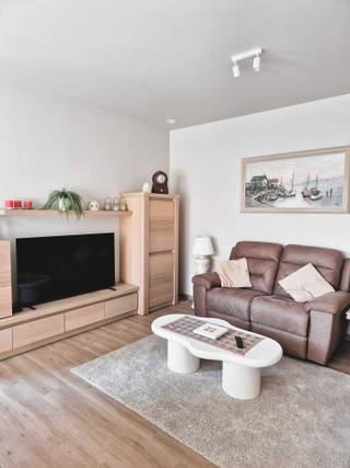 Bent u op zoek naar een instapklaar, recent en energiezuinig appartement op een toplocatie?<br />Dan is dit prachtige appartement van 108 m² in de moderne Residentie Teunishof zeker een bezoek waard. Gelegen in het centrum van Sint-Antonius woont u hier op wandelafstand van winkels, horeca, diensten en openbaar vervoer, met alle dagelijkse voorzieningen binnen handbereik.<br /><br />Het appartement bevindt zich in de B-blok van het project, een apart gelegen en kleinschaliger gebouw dat losstaat van de grotere residentie — ideaal voor wie graag rustig woont binnen een hedendaags nieuwbouwproject.<br /><br />Het appartement ligt op de eerste verdieping en is bereikbaar via lift én trap. U geniet van een ruime en lichtrijke leefruimte met een volledig uitgeruste moderne keuken voorzien van alle comfort – perfect voor wie graag kookt én gezellig ontvangt.<br /><br />De indeling biedt alle wooncomfort:<br /><br />3 slaapkamers<br /><br />Badkamer met inloopdouche<br /><br />Apart gastentoilet<br /><br />Praktische berging<br /><br />Overdekt terras van ±10 m², zodat u het hele jaar door comfortabel buiten kan zitten<br /><br />Waarom dit appartement extra interessant is:<br /><br />✔ Volledig instapklaar – recent opgeleverd (september 2025)<br />✔ Energiezuinig wonen dankzij warmtepomp<br />✔ Vloerverwarming en luchtbehandeling<br />✔ Kwalitatieve afwerking<br />✔ Lift én trap aanwezig<br />✔Mogelijkheid tot aankoop van 2 ondergrondse staanplaatsen, gunstig gelegen nabij de toegangsdeur en lift <br />✔ Kleinschaliger, apart gelegen blok binnen het project<br />✔ Dokterspraktijk aanwezig binnen de residentie<br />✔ Apotheek, slagers, bakkers, warenhuizen, bushalte,... vlakbij<br />✔ Alle appartementen binnen dit nieuwbouwproject zijn reeds verkocht – een sterke bevestiging van de kwaliteit en aantrekkelijkheid van Residentie Teunishof<br />✔ Alle technische en bouwinformatie netjes gebundeld in een volledig postinterventiedossier<br />✔ Beschikbaar bij akte<br /><br />Interesse? Neem contact op met 0472/65.39.46.<br /><br />Dit pand wordt verkocht zonder immokantoor, rechtstreeks van de eigenaar.