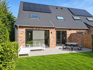 In een nieuwe kleinschalige verkaveling nabij het dorp van Oostakker, ligt op het einde van de doodlopende straat deze energiezuinige woning met zuidgerichte tuin en inpandige garage. Alles in deze woning is van uitmuntende kwaliteit.<br />De inkomhal met toilet komt uit in de lichtrijke woonkamer met hele grote open keuken voorzien van alle comfort (duurdere afwerkingsmaterialen)<br />Vanuit de woonkamer en keuken heb je toegang en zicht op het ruime terras en zuidgerichte tuin.<br />Via de keuken heb je verbinding naar de inpandige garage, waar ruimte is voor 1 wagen. Voor de garage heb je een vestiaire en trap die je naar de bovenverdieping brengt.<br />Hier tref je 3 grote kamers waarvan 1 met dressing(16m2, 15m2, 12m2 ) en een ruime badkamer met inloopdouche, toilet, dubbele lavabo, bad en aansluiting voor wasmachine.<br />Via een uittrektrap kom je op de hele grote zolder, die al deels van tapijt voorzien is. <br />Het huis beschikt over 10 zonnepanelen en een ventilatiesysteem.<br />De beide toiletten staan op de regenput en ook de wasmachine staat op de regenput maar kan ook op leidingwater aangesloten worden.<br />Extra troef is de aanwezigheid van een oprit uit klinkers van blauwe hardsteen.<br /><br />De algemene voorwaarden van Dewaele DIY kunt u steeds raadplegen via dewaele.com.<br /><br />Bestuursmaatregelen in het maatregelenregister: nee