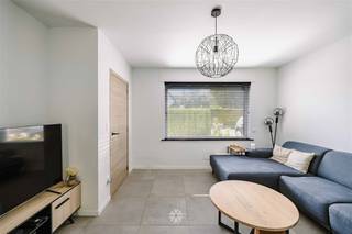 <p><span>MERELBEKE - Instapklare starterswoning met 3 slaapkamers in Merelbeke Flora</span></p><p><span> </span></p><p><span>Bent u op zoek naar de ideale starters- of gezinswoning in Merelbeke? Deze halfopen bebouwing biedt alle comfort en is gelegen op een uitstekende locatie nabij alle belangrijke invalswegen.</span></p><p><span> </span></p><p><span>De belangrijkste troeven in een notendop:</span></p><ul><li><span>Vlotte bereikbaarheid nabij invalswegen </span></li><li><span>Lichtrijke ruimtes</span></li><li><span>Elektriciteit conform en geen asbest aanwezig</span></li><li><span>Vloerverwarming aanwezig</span></li><li><span>Volledig nieuw dak en nieuwe ramen</span></li><li><span>Gelegen in een rustige straat, nabij E40, E17 en R4</span></li><li><span>Aangename stadstuin</span></li><li><span>Nog kleine opfrissingen/afwerkingen </span></li></ul><p><span> </span></p><p><span> </span></p><p><span>Zo ziet de indeling eruit: </span></p><p><span>Via de inkomhal met gastentoilet komen we aan in de lichtrijke woonkamer met open keuken. De keuken is volledig voorzien van ingebouwde toestellen. De eetkamer grenst aan een praktische berging en geeft uit op de gezellige stadstuin met terras. </span></p><p><span>Op de eerste verdieping bevinden zich de eerste twee slaapkamers en een ruime badkamer voorzien van een ligbad, inloopdouche en toilet.</span></p><p><span>Op de tweede verdieping treffen we </span><span>een ruime derde slaapkamer.</span></p><p><span> </span></p><p><span>Belangrijk:</span></p><p><span>Richtprijs: 425.000 EUR<br /><br /></span></p><p><span>Neem contact op met Axel Lenaerts makelaars voor verdere info via </span><span>09 245 24 24</span><span> of hannelore@axellenaerts.be</span></p><p><span> </span></p>