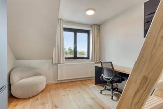 <p>**ACADEMIEJAAR 2025-2026 - ENKEL STUDENTEN/STUDENTS ONLY - TWEEDE SEMESTER**<br /><br />Welkom in Residentie BLVD. 47, gelegen tussen de Naamsepoort en Parkpoort op een uiterst gunstige locatie. Naast de strategische ligging zijn de faciliteiten in de nabijheid mooi meegenomen. Zo vind je op enkele meters van het gebouw het openbaar vervoer, supermarkten, printshops, apotheek. Last but not least, is de residentie omgeven door verschillende campussen zowel gelegen in Leuven als Heverlee.<br /><br />BLVD. 47 is een vernieuwbouwproject met een oplevering voorzien tegen de zomer van 2025. De renovatie wordt uitgevoerd met aandacht voor detail, afwerking en kwaliteitsvolle materiaalkeuze. De kamer is voorzien van eigen sanitair, terras en meubels. Bovendien is er een fietsenstalling voorzien en een gemeenschappelijke keuken met tuin aanwezig zodat studenten gezellig samen kunnen kokerellen en ontspannen!<br /><br />Interesse? Plan uw bezoek in via verhuur@connect-immo.be of 0470 59 65 44<br /><br />Huurprijs: €785 + €90 (provisie water, verwarming, elektriciteit en internet)<br />* Exclusief studententaks</p>