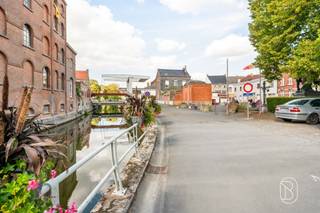 Huis met twee gevels, ideaal gelegen in het centrum van Lessines, vlakbij winkels, scholen, openbaar vervoer en alle voorzieningen.Deze woning is al gedeeltelijk gerenoveerd en biedt ruime kamers en interessante inrichtingsmogelijkheden. Het is perfect geschikt als eerste aankoop, voor een gezin of voor een investeerder die de renovatiewerkzaamheden naar eigen wens wil afronden.Een kans die u niet mag missen als u houdt van ruime woningen en panden die u naar eigen smaak kunt inrichten, en dat alles op een centrale en praktische locatie.Beslist een bezichtiging waard!