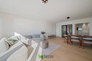 STARTPRIJS: 495.000 EURO ! Luxueus vernieuwd appartement (92 m²) met EPC A<br />Dit volledig gerenoveerde appartement van 92 m² geniet een topligging op wandelafstand van het Silt en combineert verfijnd wooncomfort met hoogwaardige materialen en uitstekende energieprestaties (EPC-label A).<br /><br />De royale, lichtrijke leefruimte is afgewerkt met volwaardig parket en straalt warmte en elegantie uit. Aansluitend bevindt zich de volledig vernieuwde designkeuken, uitgerust met kwalitatieve materialen en moderne toestellen – een perfecte harmonie tussen esthetiek en functionaliteit.<br /><br />De stijlvolle badkamer beschikt over een ruime inloopdouche en wordt aangevuld met een apart gastentoilet. Twee praktische bergingen zorgen voor bijkomend comfort en optimale opbergruimte.<br /><br />Beide volwaardige slaapkamers geven uit op het zonnige terras, waar u in alle rust en privacy kan genieten.<br /><br />Ook de residentie werd grondig gemoderniseerd: de stijgleidingen werden vernieuwd en de achtergevel werd recent gerenoveerd.<br /><br />Het appartement wordt ongemeubeld verkocht. De aanwezige meubelen kunnen desgewenst afzonderlijk worden overgenomen.<br />Mogelijkheid tot aankoop van een garage in de onmiddellijke nabijheid (onder het Epernayplein).