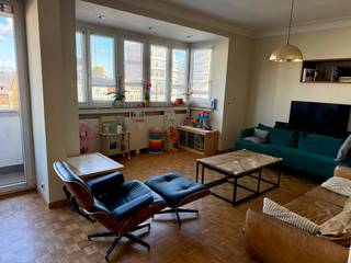 <p>Gelegen aan Boulevard Louis Schmidt, bevindt zich dit stijlvolle appartement op de 4e verdieping. Geen last van geluid gecombineerd met een prachtig uitzicht.</p><p>Het appartement bestaat uit een inkomhal met vestiaire, een ruime leefruimte/eetkamer van ±45 m² met bureauhoek, parket, een werkende open haard, en toegang tot een terras van ±3 m². Verder is er een uitgeruste keuken van ±11,3 m², een nachthal met ingebouwde kasten, 3 slaapkamers van ±14 m², ±10 m² en ±8 m², een badkamer en een apart toilet.</p><p>Werken in het appartement uitgevoerd door een binnenhuisarchitect met oog voor details & handige opslagruimtes.</p><p>Het appartement beschikt tevens over een kelder. Elektrische installatie conform en recent gerenoveerde centrale verwarming op gas. Mooi uitzicht over Brussel en gelegen op wandelafstand van tram- en metrostation Pétillon.</p><p>De garage is apart aan te kopen. Er is ruimte voor 4 auto's. 1 Binnen, 2 op de oprit & 1 vooraan. De garage zelf is bijzonder ruim (+-18m2). Garage niet verplicht aan te kopen wegens reeds bestaande interesse van huidige inwoners van het gebouw. Koper van het appartement krijgt prioriteit voor aankoop garage. Verkoopprijs: €55.000</p><p>Praktisch alle mogelijke structurele werken uitgevoerd in de laatste jaren in het gebouw:<br />- Dak vernieuwd & geïsoleerd<br />- Opritten van garages & gangpad vernieuwd<br />- Lift volledig vervangen</p><p>Grote troeven:<br />- Centrale ligging met goede verbinding<br />- Residentiële & veilige wijk<br />- EPC C - 149kwh/m2<br />- Prachtige levenskwaliteit in dit appartement</p>