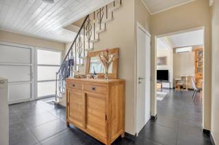 <strong>Prachtige villa in het landelijke Vissenaken met een bewoonbare oppervlakte van 277 m², 4 slaapkamers, 2 badkamers en een aangename zuidwestgerichte tuin. EPC-label B (bijna A) - watertoets A/A.</strong><br /><br />Deze ruime en lichtrijke villa is gelegen in het landelijke Vissenaken en combineert een royale bewoonbare oppervlakte met een praktische indeling en een aangename tuin.<br /><br />Het gelijkvloers bestaat uit een inkomhal, apart toilet, badkamer en slaapkamer met dressing. Verder bevindt zich hier een ruime en lichtrijke woonkamer met zicht op de volledige tuin en een moderne open keuken.<br /><br />De eerste verdieping beschikt over een nachthal, 3 volwaardige slaapkamers, een dressing en een tweede badkamer.<br /><br />De kelderverdieping biedt tal van mogelijkheden en beschikt over verschillende ruimtes. Daarnaast bevindt zich hier de inpandige garage en zijn er verschillende ruimtes die als bijkomende gebruiksruimte kunnen worden benut.<br /><br />Aan de voorzijde van de woning bevindt zich een verzorgde voortuin met een ruime oprit voor meerdere voertuigen. Achteraan geniet u van een aangename en zonnige zuidwestgerichte tuin met grasveld en tuinhuis.<br /><br />De woning geniet van een uitstekende ligging met een vlotte verbinding naar de E40. Ook scholen, winkels en openbaar vervoer bevinden zich in de nabije omgeving.<br /><br />Interesse? Mail naar laurens@immogve.be of bel naar 0496 07 89 48.