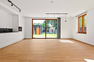 Comfortabel wonen zonder veel omkijken. Dat is precies wat dit recente gelijkvloerse appartement in Mariaburg-Brasschaat te bieden heeft.<br /><br />De lichtrijke leefruimte vormt samen met de open, volledig uitgeruste keuken het hart van het appartement. Van hieruit stap je rechtstreeks het terras en de tuin in. Een fijne extra leefplek, met achteraan een praktische tuinberging voor fietsen, tuinmateriaal of extra stockage.<br /><br />Verder zijn er twee volwaardige slaapkamers, een badkamer met ligbad, douche en dubbele lavabo, een apart toilet en een praktische berging.<br /><br />Ook technisch zit het helemaal goed. Dit BEN-appartement is uitgerust met individuele zonnepanelen, een geothermische warmtepomp, vloerverwarming en vloerkoeling. Dat zorgt voor een aangenaam binnenklimaat én een laag energieverbruik.<br /><br />Aan comfort werd ook in de details gedacht. Zo beschikt het appartement over waterontharding op de volledige sanitaire installatie, een actieve koolstoffilter op het drinkwater en rolgordijnen aan alle ramen. Een veiligheidsdeur en volledige alarminstallatie zorgen voor extra gemoedsrust.<br /><br />Bij het appartement horen twee bovengrondse autostaanplaatsen, met de mogelijkheid om een laadpaal te voorzien. Daarnaast beschik je over een privatieve berging in de ondergrondse verdieping. Ook een gemeenschappelijke fietsenberging en vuilnisruimte zijn aanwezig.<br /><br />Het appartement wordt volledig geschilderd verhuurd en ook de verlichting is al voorzien.<br /><br />Een instapklaar appartement waar een eigen tuin, energiezuinig wonen en hedendaags comfort tot in de details samenkomen.