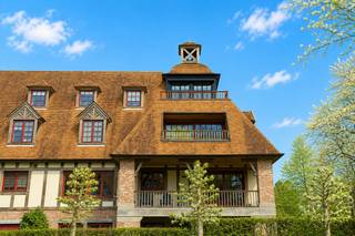 Mooie appartement van ca. 180m² op de derde verdieping in residentie Iepenburg.Indeling: entree gastentoilet, berging, mooie leefruimte met gashaard,...