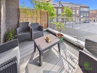<p><span>Pal in het centrum, op wandelafstand van alle nodige voorzieningen, vinden we dit appartement terug op de eerste verdieping van een recente en goed onderhouden residentie. </span></p><p><span>Een bakker, postkantoor, horeca, supermarkt, apotheek, scholen, … zijn allemaal op wandelafstand gelegen. </span></p><p><span> </span></p><p><span>De residentie werd gebouwd in 2009 en afgewerkt met kwalitatieve materialen. </span></p><p><span>Het appartement beschikt over een EPC A en beschikt over een nieuwe verwarmingsketel uit 2024 alsook is de elektriciteit conform gekeurd. </span></p><p><span> </span></p><p><span>Via de gemeenschappelijke lift of de trap bereiken we de eerste verdieping waar dit appartement gelegen is. </span></p><p><span>Binnenkomen doen we in de inkomhal waar zich ook het apart toilet bevindt. De open leefruimte beschikt over een aangename lichtinval dankzij de grote ramen. Aan de voorzijde werd een terras voorzien, toegankelijk via het schuifraam in de woonkamer. De keuken is voorzien van de nodige toestellen en een extra zitmogelijkheid. Naast de keuken vinden we een handige berging terug met aansluiting voor de wasmachine.</span></p><p><span>De slaapkamer werd aan de achterkant ondergebracht en beschikt over een extra terrasje. De aanhorende badkamer is voorzien van een lavabomeubel en een handige inloopdouche. </span></p><p><span> </span></p><p><span>Achter het gebouw bevindt zich een private staanplaats. </span></p><p><span> </span></p><p><span>Momenteel wordt het appartement verhuurd. Contacteer ons kantoor voor meer info. </span></p><p><span> </span></p><p><span>Pluspunten:</span></p><p><span>- in het centrum</span></p><p><span>- ideaal startersapp</span></p><p><span>- incl staanplaats</span></p><p><span> </span></p><p><span>Gemeenschappelijke kosten: € 90/maand</span></p><p><span> </span></p><p><span>De vermelde bewoonbare oppervlakte is de netto-oppervlakte van het appartement.</span></p><p><span> </span></p><p><span>EPC GD:</span></p><p><span>Certificaatnr: 20250601-0003614501-GD-1</span></p><p><span>Datum: 01/06/2025</span></p><p><span>Geldig tot: 01/06/2035</span></p><p><span> </span></p>