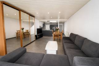 Welkom in deze bijzonder charmante en verrassend ruime stadswoning, uitstekend gelegen op een centrale locatie aan de Van Havermaetstraat 20 in Sint-Niklaas, midden in het stadscentrum en op wandelafstand van winkels, scholen, openbaar vervoer en alle dagelijkse voorzieningen. Deze woning combineert op een unieke manier ruimte, comfort en een uitstekende ligging, waardoor ze de ideale thuis vormt voor zowel gezinnen als starters die op zoek zijn naar kwalitatief en zorgeloos wonen.<br /><br />Bij het binnenkomen wordt u verwelkomd in de inkomhal die meteen toegang verleent tot een eerste volwaardige slaapkamer op het gelijkvloers, ideaal als extra slaapkamer, bureauruimte of hobbykamer. Daarnaast bevindt zich hier ook een apart gastentoilet, wat meteen bijdraagt aan het praktische comfort van de woning. Wanneer u verder wandelt, komt u terecht in de absolute blikvanger van de woning: een bijzonder ruime, open en uitzonderlijk lichtrijke leefruimte waar grote raampartijen zorgen voor een prachtig open zicht op de tuin en een aangenaam gevoel van rust en ruimte creëren. De leefruimte sluit naadloos aan op de moderne open keuken die volledig uitgerust is en bovendien beschikt over een extra praktische bergruimte.<br /><br />Achteraan geniet u van een verzorgde en opvallend ruime stadstuin die zonder twijfel een absolute meerwaarde vormt. Hier beschikt u over een heerlijke buitenruimte waar u in alle privacy kunt ontspannen, genieten van zonnige dagen of gezellig tijd doorbrengen met familie en vrienden, iets wat binnen een centrale stadsomgeving bijzonder gegeerd is.<br /><br />Op de eerste verdieping bevindt zich nog een ruime slaapkamer samen met een uitzonderlijk grote badkamer die alle comfort biedt dankzij de aanwezigheid van zowel een ligbad, een aparte douche en lavabo. Aansluitend bevindt zich op deze verdieping eveneens nog een afzonderlijk toilet, wat het dagelijkse wooncomfort extra versterkt.<br /><br />De tweede verdieping werd volledig ingericht en biedt nog twee bijkomende ruime en volwaardige slaapkamers, waardoor deze woning in totaal maar liefst over vier comfortabele slaapkamers beschikt. Dit maakt deze eigendom uitermate geschikt voor gezinnen die extra ruimte wensen of kopers die op zoek zijn naar flexibel wonen met voldoende plaats voor werk, hobby of gezinsuitbreiding.<br /><br />Bovendien beschikt deze woning over een gunstig EPC-label C, wat garant staat voor een energiezuiniger wooncomfort.<br /><br />Dankzij de uitstekende centrale ligging, de royale bewoonbare oppervlakte, de vier volwaardige slaapkamers, de prachtige ruime tuin en het aangename wooncomfort biedt deze woning een unieke kans voor wie op zoek is naar een instapklare gezinswoning of een ideale eerste woning op een absolute toplocatie in Sint-Niklaas.<br /><br />De stedenbouwkundige inlichtingen zijn in aanvraag.