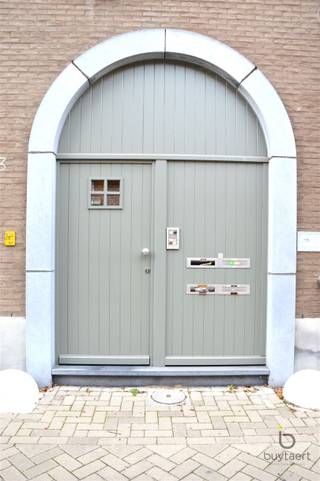 <p><span>Gelijkvloers appartement met privé tuintje gelegen op centrale locatie in hartje Schilde.</span></p><p><span>Inkomhal, gastentoilet met handenwasser. Dubbele deur naar de leefruimte 47 m² met eetkamer en salon, toegang via schuifraam tot het terras en het volledig ingesloten tuintje met verlichting, kraantje en automatische zonnetent. Open ingerichte keuken voorzien van de gebruikelijke toestellen.</span></p><p><span>De nachthal met toegang tot de twee slaapkamers 16 m² + 9.5 m² en een ingerichte badkamer 6.5 m², voorzien van een inloopdouche, dubbele lavabo, sierradiator en aansluiting voor wasmachine / droogkast. </span></p><p><span>Afwerking: parket en tegelvloer, videofoon, rookmelder, cv op gas, hr beglazing, vliegenramen, spots en gordijnen.</span></p><p><span>Een aangenaam appartement in een rustig 1-richtingstraatje te midden van Schilde op wandelafstand van openbaar vervoer en alle winkels.</span></p><p><span>Kelderberging met elektriciteit en autostaanplaats op niveau -1 inbegrepen in de huurprijs.</span></p><p><span>De gemeenschappelijke kosten bedragen 90€/maand. </span></p><p><span>Onmiddellijk beschikbaar.</span></p><p><span>Welkom voor een bezoekje!</span></p>