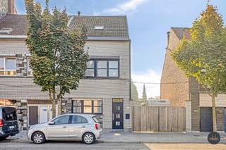 <p>Voor meer info van deze woning of een gratis waardebepaling van je eigen woning: 016 199 340 of jordi.broes@homixx.be.<br />Voor de volledige tekst: www.homixx.be<br /><br />Aan de Mechelsesteenweg 314 in Vilvoorde vindt u deze charmante halfopen bebouwing. <br />Met een bewoonbare oppervlakte van 176 m² en een perceel van 460 m² is dit een ideale gezinswoning met karakter, ruimte en mogelijkheden.<br /><br />Bij binnenkomst leidt de ruime inkomhal u naar de lichte woonkamer, die is uitgerust met een pelletkachel, perfect voor extra gezelligheid en warmte. <br />De keuken is volledig uitgerust met verschillende toestellen. <br />Verder beschikt het gelijkvloers over een badkamer met douche en wastafel, berging/wasplaats, en een apart toilet.<br />De droge kelder heeft een waterverzachter en boiler.<br /><br />Via een nieuwe trap van 2020 komen we op de eerste verdieping terecht waar we 2 grote slaapkamers (1 is nu een dressing) terugvinden. <br />De zolderverdieping biedt nog eens twee kamers en een kleine speelkamer.<br /><br />De woning beschikt over een tuin met terras en pergola, een heerlijk plekje om buiten te ontspannen. <br />Voor uw wagen en stockage is er een zeer ruime garage (2 à 3 wagens) en bovendien nog drie extra parkeerplaatsen achter de poort rechts naast de woning.<br /><br />Technisch is de woning de voorbije jaren grondig aangepakt: het dak werd vernieuwd en geïsoleerd in 2020, de centrale verwarming draait op een condensatieketel op aardgas en in 2022 werden 18 zonnepanelen geplaatst. <br />De PVC ramen zijn volledig voorzien van dubbel glas en er zijn rolluiken aanwezig. <br />Verder beschikt de woning ook over een regenwaterput van 3.000 liter. <br />De woning scoort een gunstig EPC-label C en is volledig asbestvrij.<br />Er is eventueel ook de mogelijkheid voor de exploitatie van een werkplaats voor het onderhouden van autovoertuigen.<br /><br />Dankzij de ligging geniet u van uitstekende verbindingen richting Brussel, Mechelen en de ring. <br />Het huis vormt een prachtige kans om uw eigen woonst verder op maat te creëren in een ruim en karaktervol pand.</p>