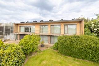 Afgelegen open bebouwing met magnifiek vergezicht. Riante woning met 2 ruime bergingen en bijhorend weiland op ca. 6500 m². Landelijk maar...