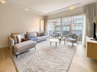 Dit mooi gerenoveerd appartement is centraal gelegen in Knokke, op wandelafstand van de Lippenslaan en op een steenworp van het Zegemeer. <br /><br />Bij het binnenkomen wordt u verwelkomd in een inkomhal met een afzonderlijk gastentoilet, een vestiaire en een praktische berging/wasplaats. <br />De open, volledig uitgeruste keuken sluit naadloos aan op de ruime en lichtrijke leefruimte. Aan de voorkant bevindt zich het westgericht terras. <br />Verder beschikt het appartement over twee volwaardige slaapkamers, die beide uitgeven op het rustige terras aan de achterzijde. <br />De ruime badkamer beschikt over een douche en een lavabo. <br /><br />Er is ook een gemeenschappelijke fietsenberging voorzien in het gebouw. <br />Mogelijkheid tot het kopen of huren van een garage in de nabije omgeving.<br /><br />stedenbouwkundige inlichtingen en maatregelenregister in aanvraag<br /><br />Aarzel niet om ons te contacteren voor meer info: tel.: 050 62 44 14 of via knokke@immax.be