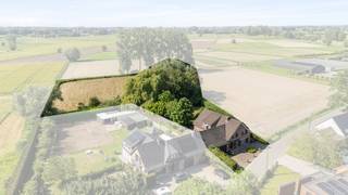 <p>Deze karaktervolle hoeve te midden van de velden is een &amp;quot;must have&amp;quot; voor mensen die op zoek zijn naar rust en ruimte en toch dicht bij winkels, scholen, uitvalswegen,... willen wonen. De gezellige tuin met bijhorende weilanden, de grote ruimtes en het rustieke karakter zijn slechts enkele van de vele troeven van deze unieke woning.</p>

<p>• Inkomhal (18 m²) en hal (5 m²) met toegang tot de verschillende leefruimtes<br />• Gigantische leefruimte met de eetkamer (65 m²)<br />• Volledig ingebouwde keuken (19 m²)<br />• Badkamer (6 m²) met ligbad, toilet en enkele wastafel in meubel<br />• Apart toilet (2 m²)<br />• Vier slaapkamers van 21 m², 20 m², 19 m² en 13 m²<br />• Nachthal (25 m²)<br />• Twee garages (27 m² en 25 m²) met extra bergmogelijkheden<br />• Bergingen van 3 m² en 2 m²<br />• Tuinhuis<br />• Grote tuin van in totaal 6.273 m²</p>

<p>Troeven<br />• Karaktervolle woning met tal van mogelijkheden<br />• Vier ruime slaapkamers en mooie open ruimtes<br />• Gelegen op een prachtlocatie</p>

<p>Neem vandaag nog contact op met je ERA-makelaar voor een bezoek. JOUW DROOMHUIS. ZO GEVONDEN!</p>