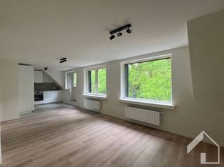 <p><span>Appartement op de 2de verdieping, bestaande uit: hal, badkamer met inloopdouche, woonkamer met open keuken en zicht op het park van Kapellen en 2 slaapkamers. Alle lichtarmaturen en inbouwspots aanwezig. Individuele garage inbegrepen. Gem. kosten € 60,00/maand. Onmiddelijk beschikbaar. </span></p>