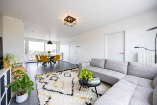 Bent u op zoek naar een dakappartement met 2 slaapkamers en ruime terrassen? Dan bent u hier aan het juiste adres! Dit gezellige appartement op de bovenverdieping werd opgeleverd in 2018 en ligt strategisch in het centrum van Wuustwezel. Winkels, scholen en ontspanning vindt u allemaal op loopafstand. <br />Indeling: de lichtrijke woonkamer met open keuken verbindt de 2 terrassen met elkaar. In de ochtend geniet u van de zon op het terras achteraan en 's avonds kleurt de avondzon het aperitief aan de voorzijde. De nachthal geeft toegang aan de bergruimte, het apart toilet, de badkamer met douche in ligbad en wastafel enkel in meubel en tenslotte de 2 slaapkamers. In de kelder is er nog een extra brede staanplaats, mee inbegrepen in de prijs. Momenteel is het appartement verhuurd.<br />Troeven:<br />- EPC A/EK conform<br />- Recent gebouw<br />- 2 grote terrassen voor wie volop van de zon wil genieten<br />- Staanplaats mee inbegrepen<br />- Extra brede staanplaats<br />- Bushalte vlakbij<br />Lijkt dit appartement iets voor u of heeft u nog specifieke vragen? Neem dan snel contact op via 03 360 85 30!