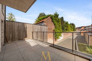 Ontdek dit recente en instapklare appartement (bouwjaar 2018) met een uitstekende energiescore (EPC Label A), ideaal gelegen in het centrum van Waregem. Winkels, scholen, openbaar vervoer en het groene Park Baron Casier bevinden zich op wandelafstand.<br /><br />Via de inkomhal met gastentoilet bereikt u de lichtrijke leefruimte met open, volledig uitgeruste keuken. Aansluitend bevindt zich een praktische berging/wasruimte. Verder beschikt het appartement over twee volwaardige slaapkamers, waarvan één met ingemaakte kasten en rechtstreekse toegang tot het terras, en een moderne badkamer met inloopdouche en dubbel lavabomeubel.<br /><br />De absolute troef is het ruime zonneterras van ca. 25 m², waar u in alle rust kunt genieten van het buitenleven.<br /><br />Troeven
<ul>
<li>EPC Label A – energiezuinig wonen</li>
<li>Conforme elektrische installatie</li>
<li>Ideaal als eigen woonst of investering</li>
</ul>
<br />Mogelijkheid tot aankoop van een ruime garagebox met elektrische poort, verlichting en elektriciteit (€ 35.000)<br /><br />Interesse?<br />Contacteer Maxime Vanneste via 0498 44 78 00 of info@maximevanneste.be voor meer informatie of een bezoek ter plaatse.